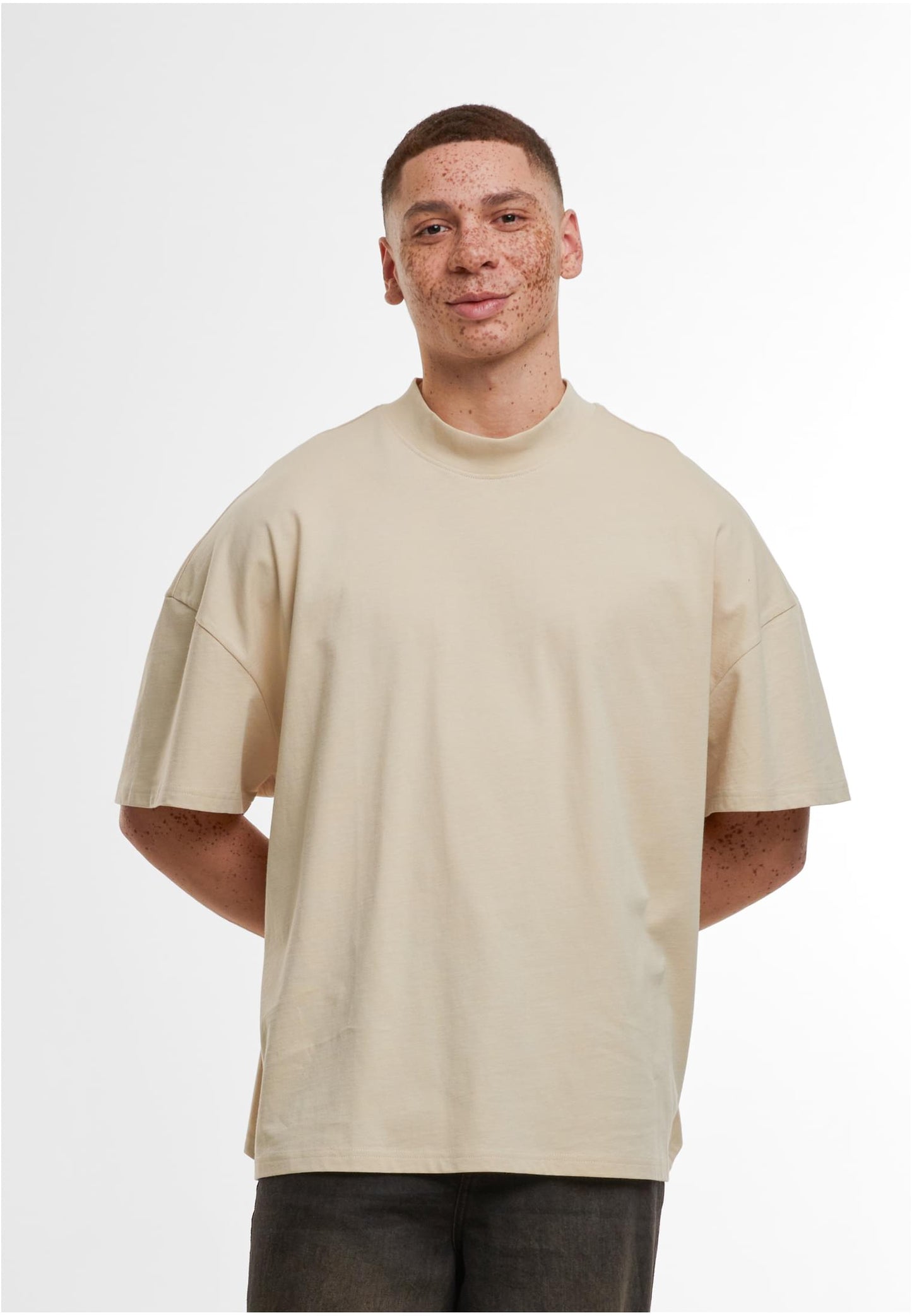 T-shirt oversized com gola alta